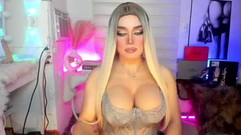Snapshot of freya_lovestocum chatting on September 12, 2:22 am Miss Frea online show from September 12, 2:22 am