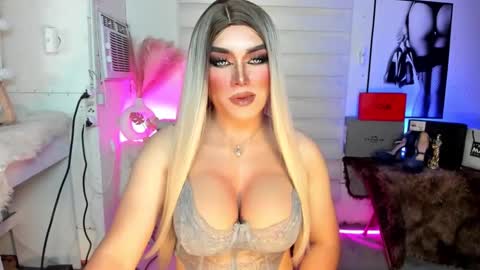 Snapshot of freya_lovestocum chatting on September 23, 2:03 am Miss Frea online show from September 23, 2:03 am