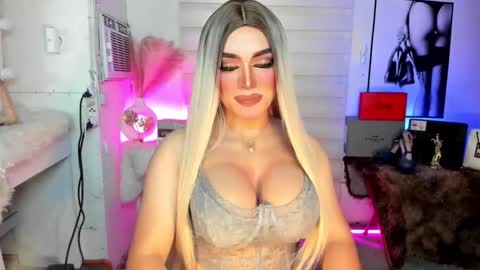 Snapshot of freya_lovestocum chatting on September 24, 1:53 am Miss Frea online show from September 24, 1:53 am