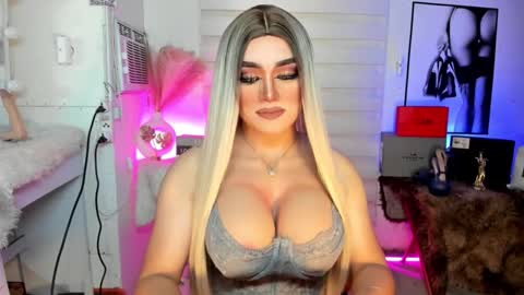Snapshot of freya_lovestocum chatting on September 25, 2:15 am Miss Frea online show from September 25, 2:15 am