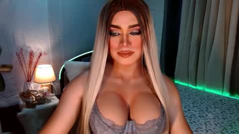Snapshot of freya_lovestocum chatting on October 9, 12:30 am Miss Frea online show from October 9, 12:30 am