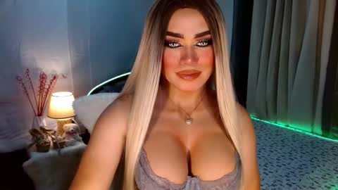 Snapshot of freya_lovestocum chatting on October 10, 1:15 am Miss Frea online show from October 10, 1:15 am