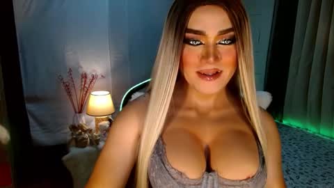 Snapshot of freya_lovestocum chatting on October 14, 1:17 am Miss Frea online show from October 14, 1:17 am