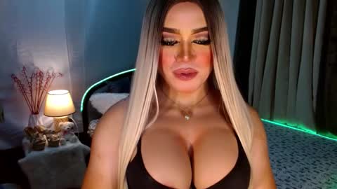 Snapshot of freya_lovestocum chatting on October 23, 7:01 pm Miss Frea online show from October 23, 7:01 pm