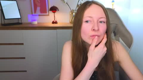 Snapshot of freya_nilsson chatting on December 10, 4:27 pm Freya online show from December 10, 4:27 pm