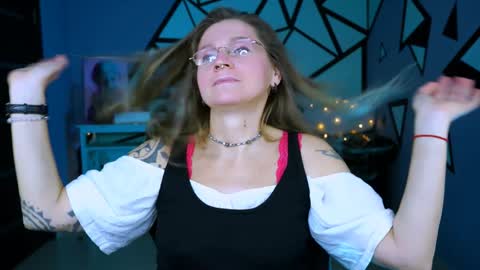 Snapshot of fridatander chatting on December 22, 9:22 am Frida Tander online show from December 22, 9:22 am