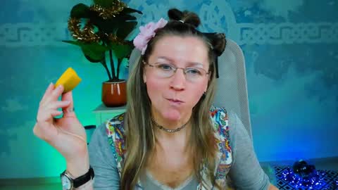 Snapshot of fridatander chatting on January 3, 9:15 am Frida Tander online show from January 3, 9:15 am