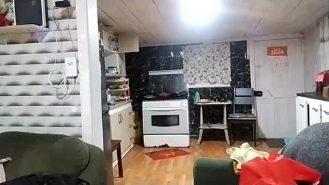 Snapshot of frizzy_girl chatting on December 4, 1:14 am Frizzy girl online show from December 4, 1:14 am