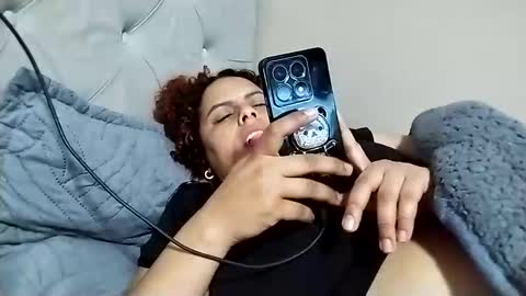 Snapshot of frizzy_girl chatting on November 10, 3:05 am Frizzy girl online show from November 10, 3:05 am