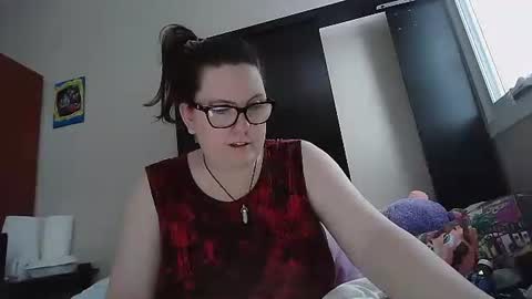 Snapshot of fuzzypeaches87 chatting on December 21, 8:16 pm fuzzypeaches87 online show from December 21, 8:16 pm