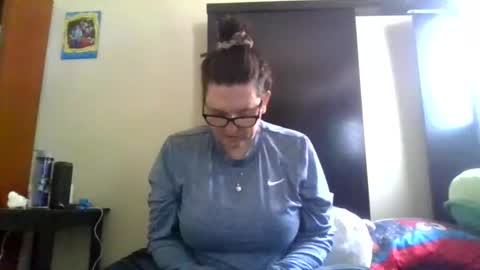 fuzzypeaches87 online show from March 12, 7:20 pm