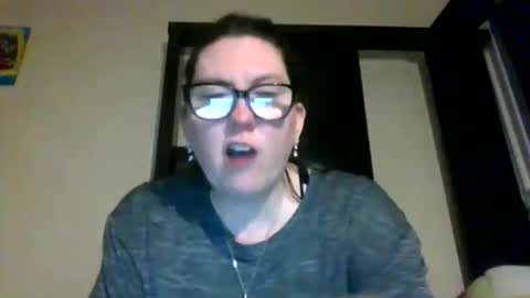 fuzzypeaches87 online show from April 6, 4:10 am