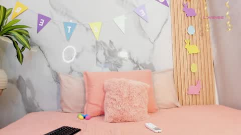   Independent model online show from April 5, 10:23 am