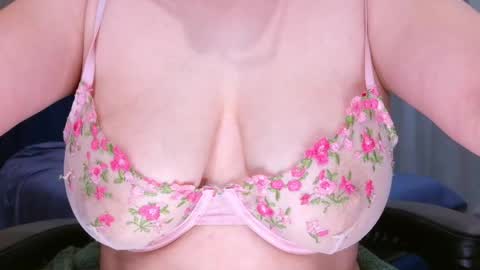 Snapshot of gaaby_ chatting on April 21, 11:29 pm gaaby online show from April 21, 11:29 pm