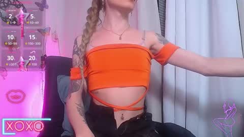 Snapshot of gabbyhills_ chatting on October 7, 8:33 am Gabby online show from October 7, 8:33 am