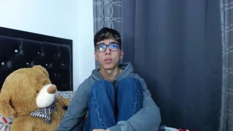 gabriel_x18 online show from February 4, 4:51 am