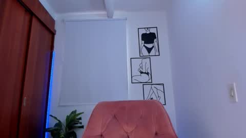 Snapshot of gaby_girl chatting on March 6, 9:22 pm online show from March 6, 9:22 pm