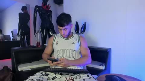 Snapshot of gato_pascal chatting on June 14, 7:27 pm Gato online show from June 14, 7:27 pm