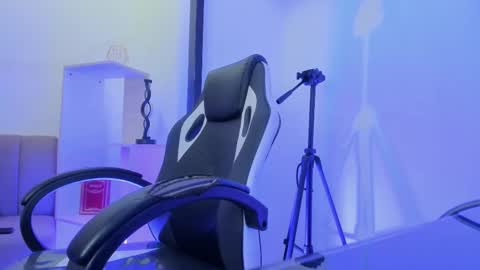 gemmabrown_ online show from February 24, 12:25 pm