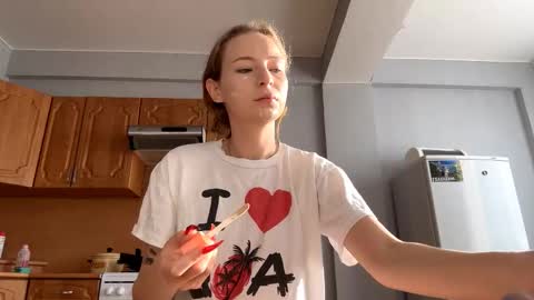 Snapshot of geneviveseay chatting on September 23, 5:21 am Emmi online show from September 23, 5:21 am