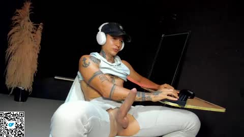 independent model online show from May 23, 11:53 pm