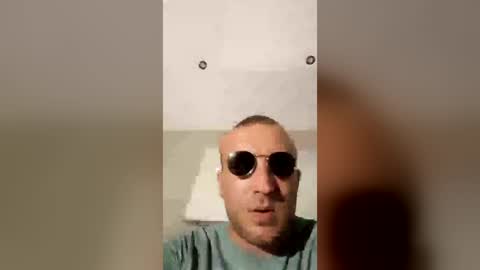 Snapshot of georgemac2405 chatting on June 26, 1:32 am georgemac2405 online show from June 26, 1:32 am