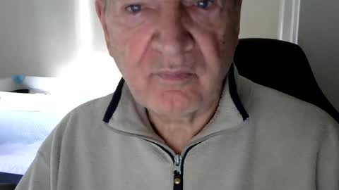 Snapshot of gh1952ma chatting on December 22, 10:28 am Gisse online show from December 22, 10:28 am