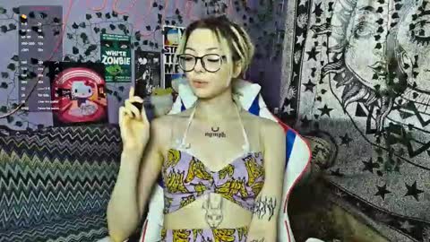 Snapshot of ginnyhotbeat chatting on October 3, 12:35 pm Ginny online show from October 3, 12:35 pm