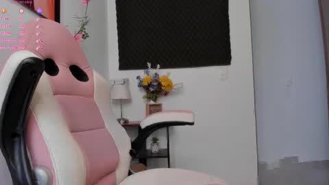 Snapshot of girl_dollx chatting on April 12, 4:45 pm Bri online show from April 12, 4:45 pm
