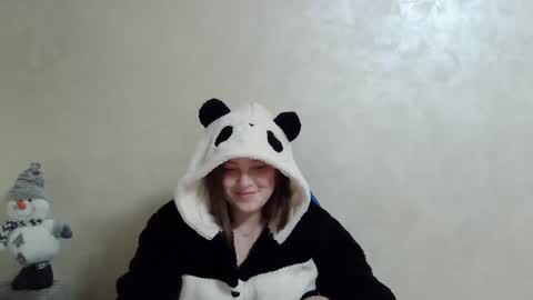 Snapshot of girl_leya chatting on December 4, 3:04 am girl_leya online show from December 4, 3:04 am