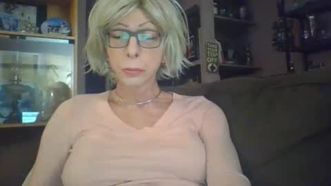 Snapshot of girlinrock chatting on February 12, 1:55 am Girlinrock online show from February 12, 1:55 am