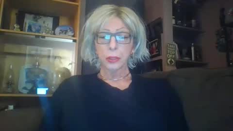 Snapshot of girlinrock chatting on February 16, 1:35 am Girlinrock online show from February 16, 1:35 am