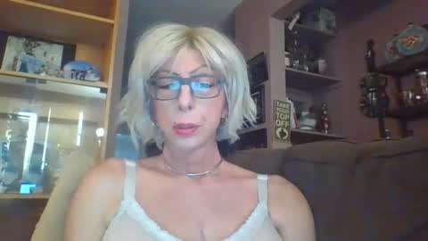 Snapshot of girlinrock chatting on March 29, 1:49 am Girlinrock online show from March 29, 1:49 am