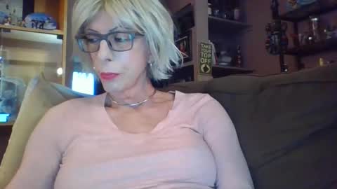 Snapshot of girlinrock chatting on April 2, 1:03 am Girlinrock online show from April 2, 1:03 am