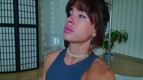 Snapshot of girlnextd00r_ chatting on February 12, 1:06 pm Hanna online show from February 12, 1:06 pm