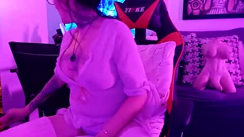 girls227445638252 online show from March 2, 7:15 am