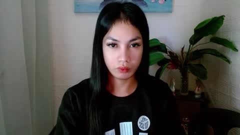 Snapshot of girlwhobelieveinmagic chatting on March 7, 6:33 pm Callmenor online show from March 7, 6:33 pm