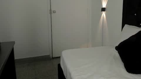 Snapshot of gisell_antonella chatting on February 10, 12:53 pm Gisell online show from February 10, 12:53 pm