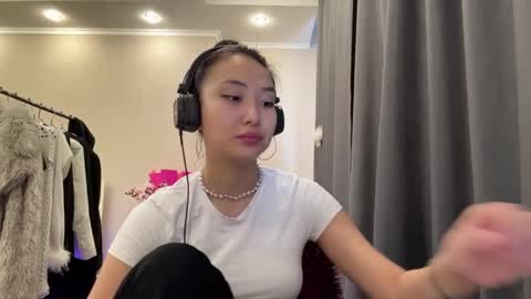 Mia online show from March 18, 10:29 am