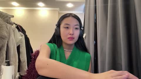 Mia online show from March 19, 9:13 am