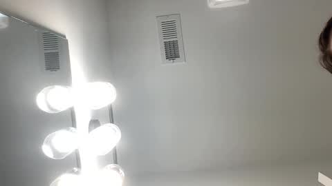 Snapshot of glitterem60 chatting on January 29, 1:37 am glitterem60 online show from January 29, 1:37 am