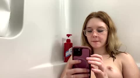 Snapshot of glitterem60 chatting on March 3, 1:53 am glitterem60 online show from March 3, 1:53 am