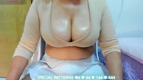GLORIA INDEPENDENT MODEL online show from April 22, 10:00 pm