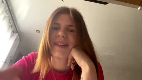 Snapshot of glossy_girl_1 chatting on April 23, 8:46 am Roxy online show from April 23, 8:46 am