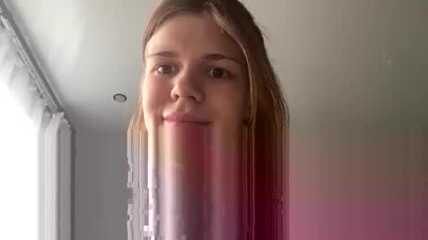 Snapshot of glossy_girl_1 chatting on April 23, 2:08 pm Roxy online show from April 23, 2:08 pm