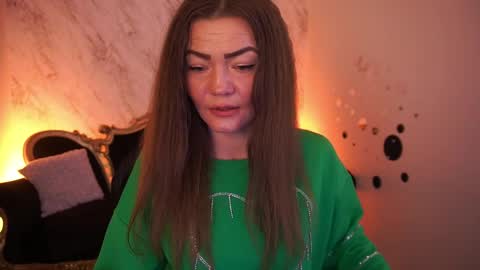 Snapshot of glow_kitten chatting on April 3, 6:11 am glow_kitten online show from April 3, 6:11 am