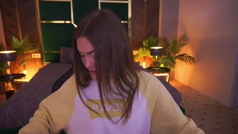 Snapshot of glow_kitten chatting on April 7, 7:25 pm glow_kitten online show from April 7, 7:25 pm