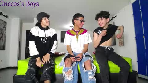 THOMAS AND DAMIAND online show from February 1, 8:40 pm