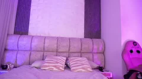 Snapshot of goddess_eli77 chatting on April 19, 3:06 am goddess_eli77 online show from April 19, 3:06 am