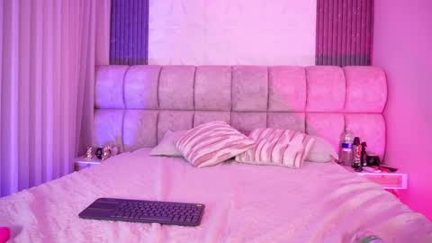 Snapshot of goddess_eli77 chatting on April 21, 3:02 am goddess_eli77 online show from April 21, 3:02 am